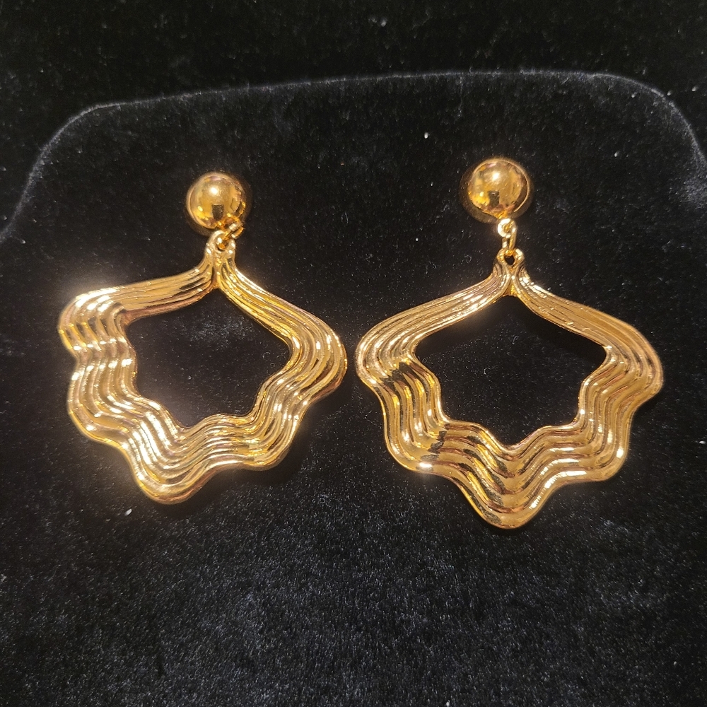 Vintage Elegant Gold Tone Wave Earrings